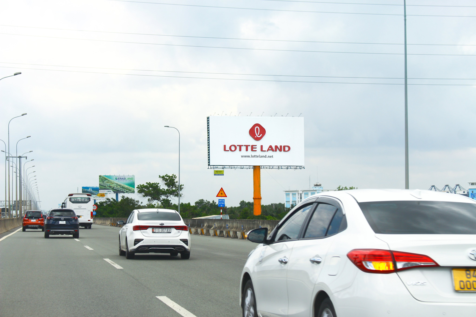 Billboard tại đường dẫn cao tốc, Phường Phú Hữu, Quận 9