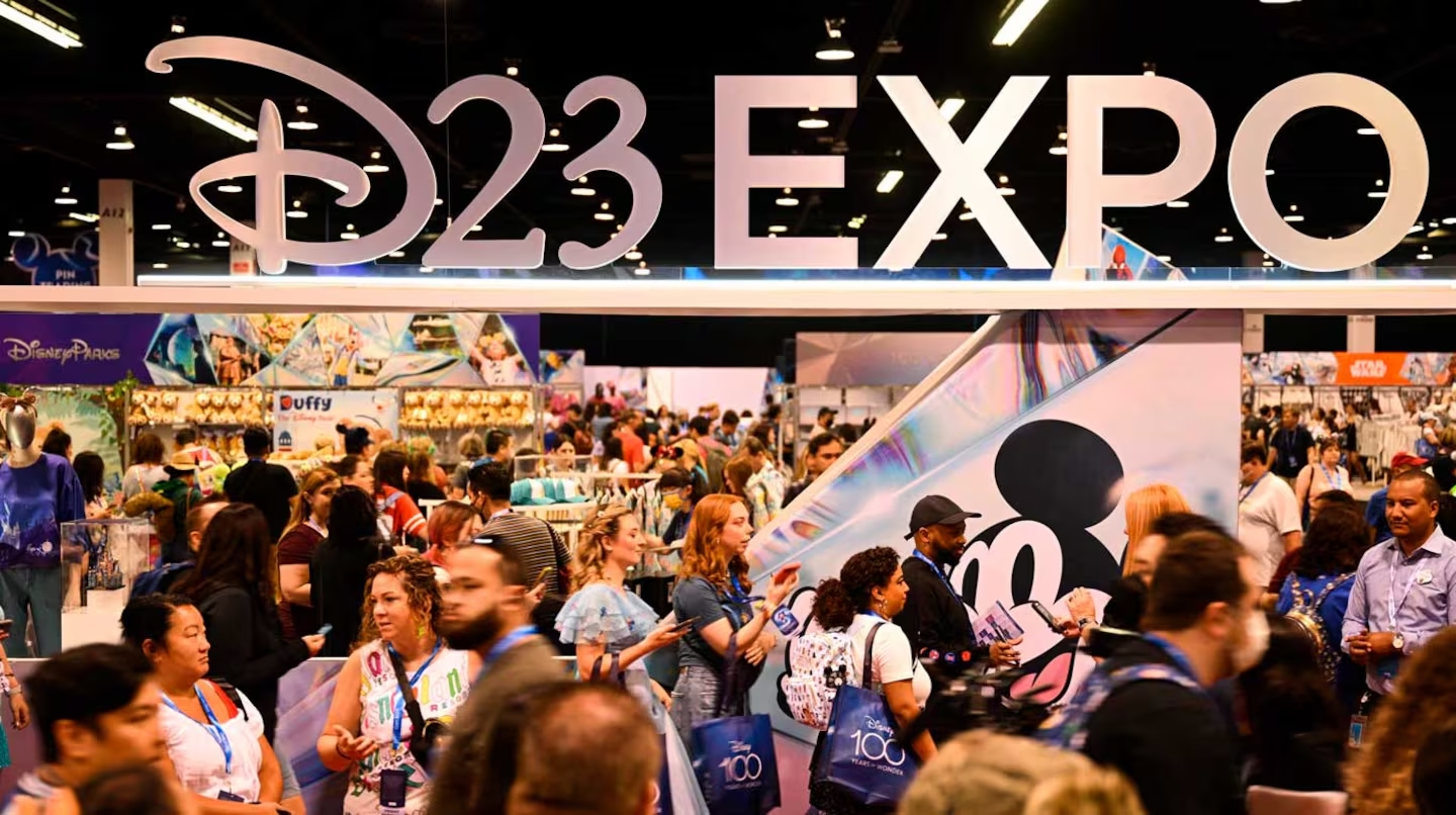 Personas caminan de un lado para otro en la vigésimo tercera Disney Expo (D23), celebrada en agosto de 2024.