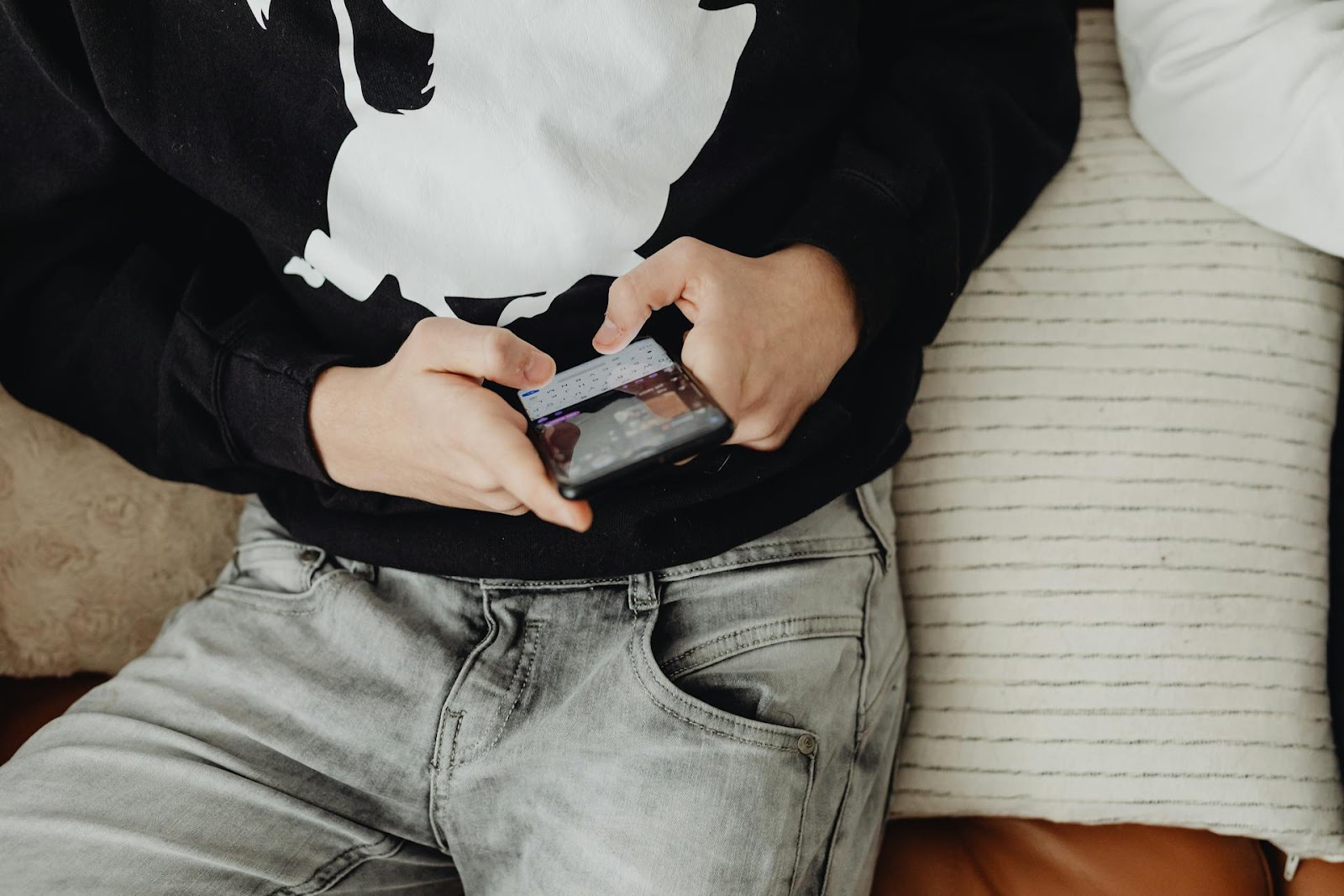 A boy using a phone | Source: Pexels