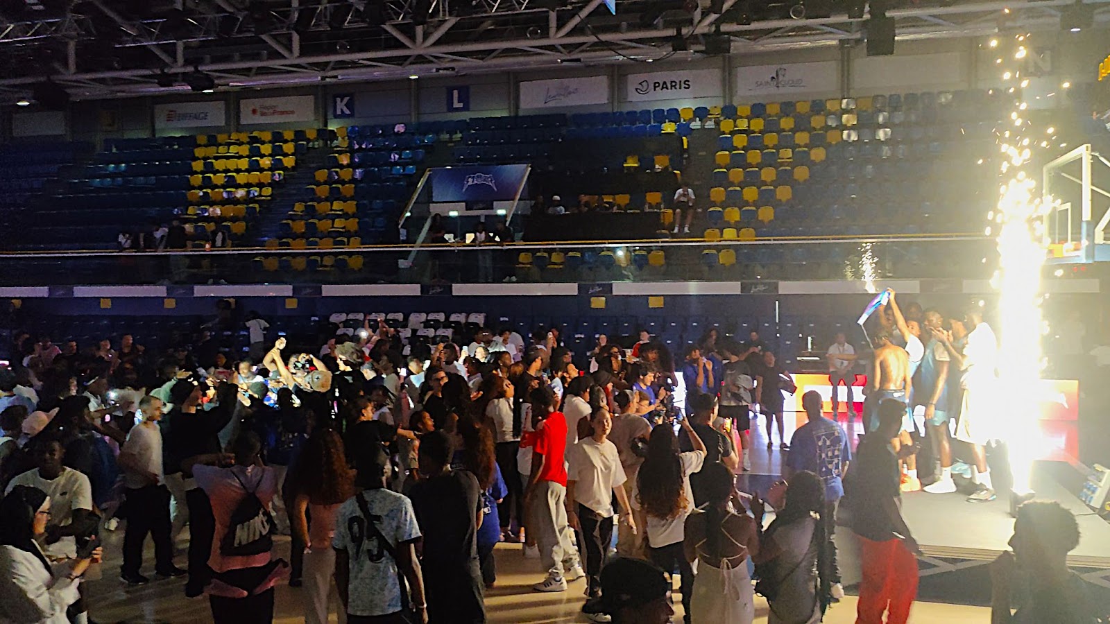 Musique à fond, les spectateurs ont pu danser et célébrer à la fin de l'évènement.