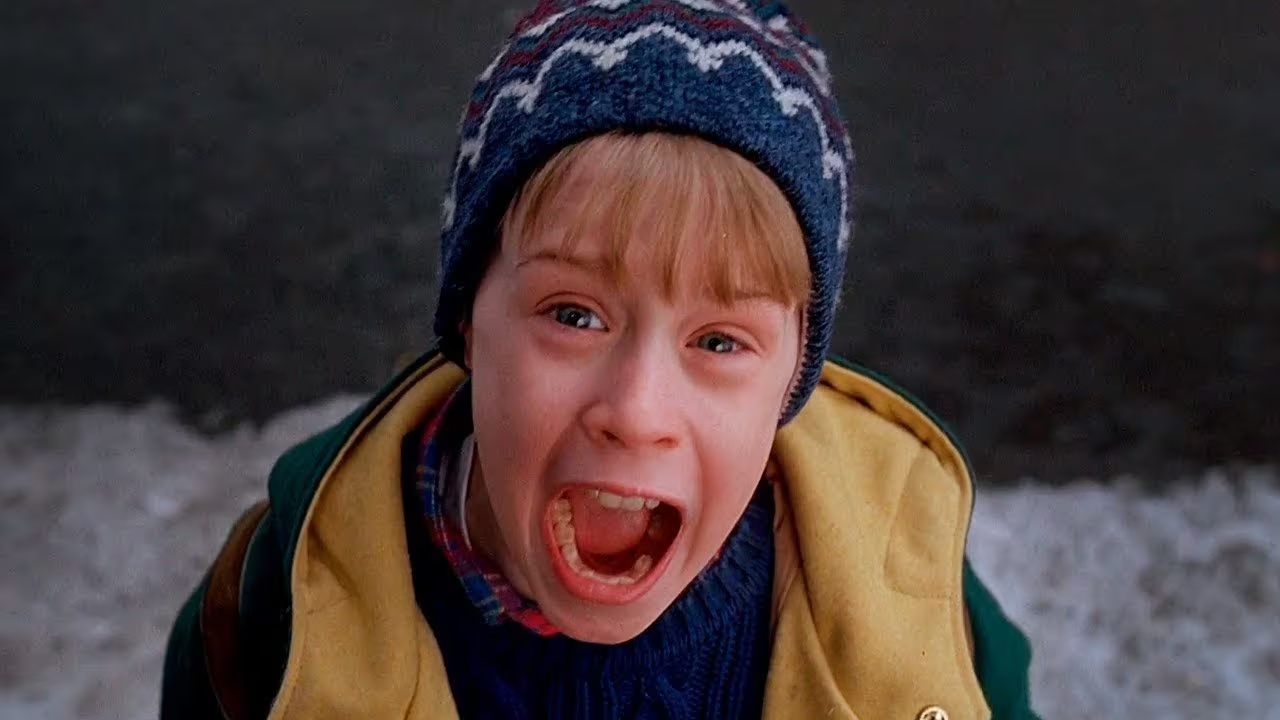 Icónica imagen del joven Macaulay Culkin como Kevin McCallister en Mi Pobre Angelito, gritando a viva voz (1990).