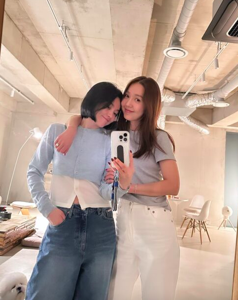 This contains an image of Song Hye Kyo and Lee Jin's