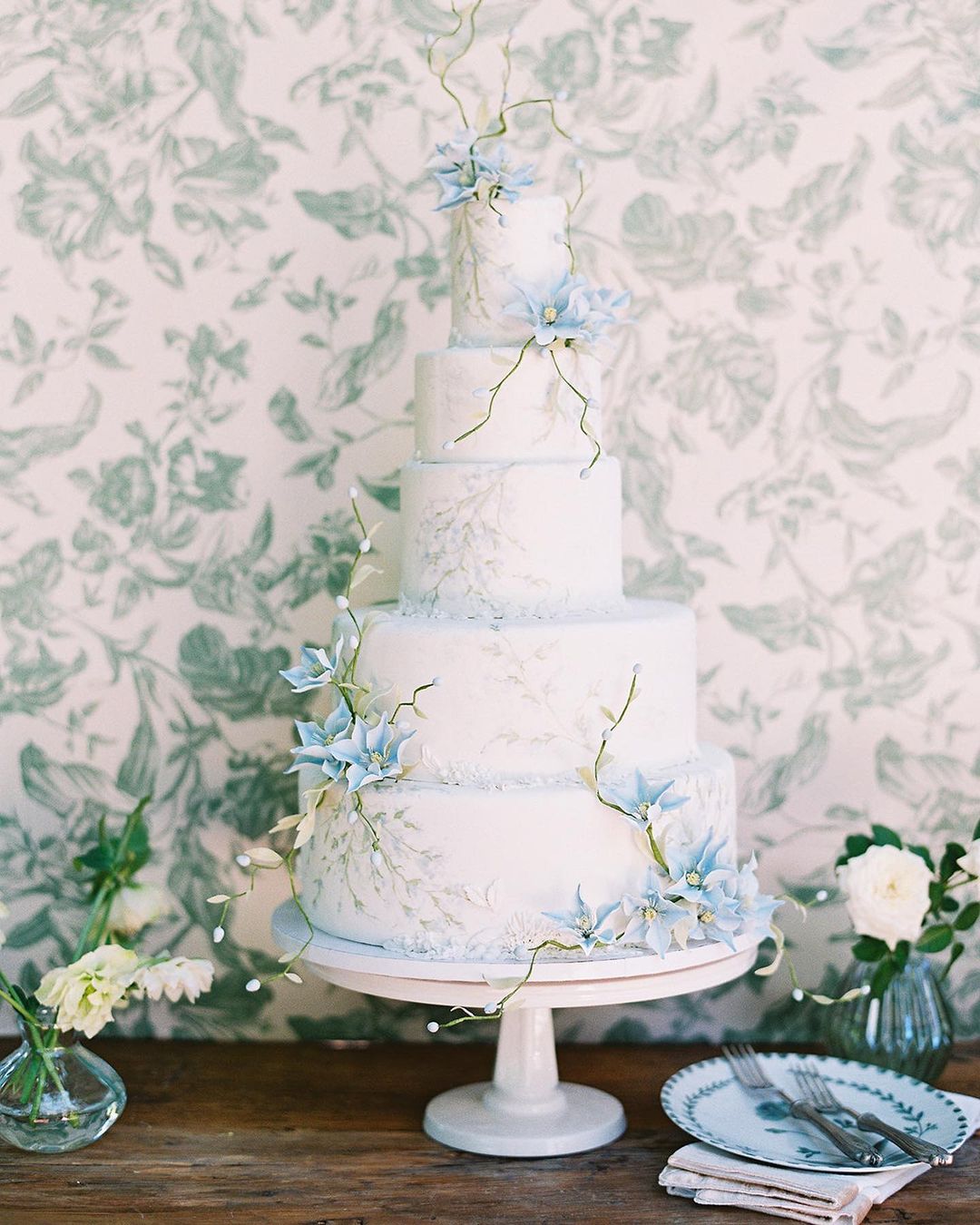 winter wedding colors white and blue cake