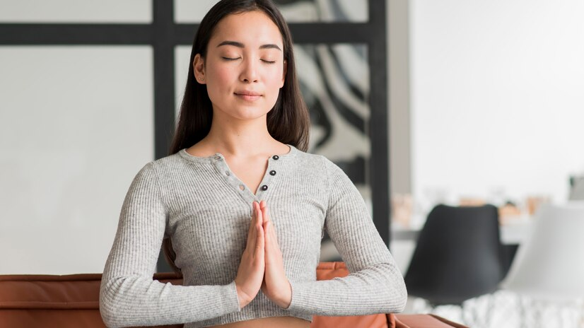 Seseorang melakukan meditasi sebagai bagian dari slow living