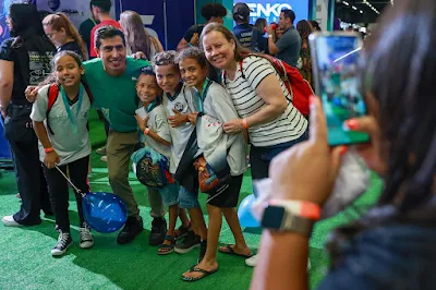 Medalhista olímpico Caio Bonfim tira foto com crianças na COB Expo. (Foto: Léo Barrilari/COB)