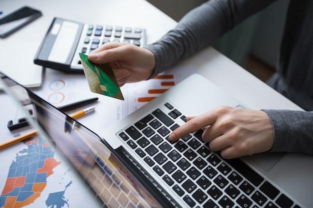 Lines of Credit vs Credit Cards: Which Fits Your Construction Biz Best?