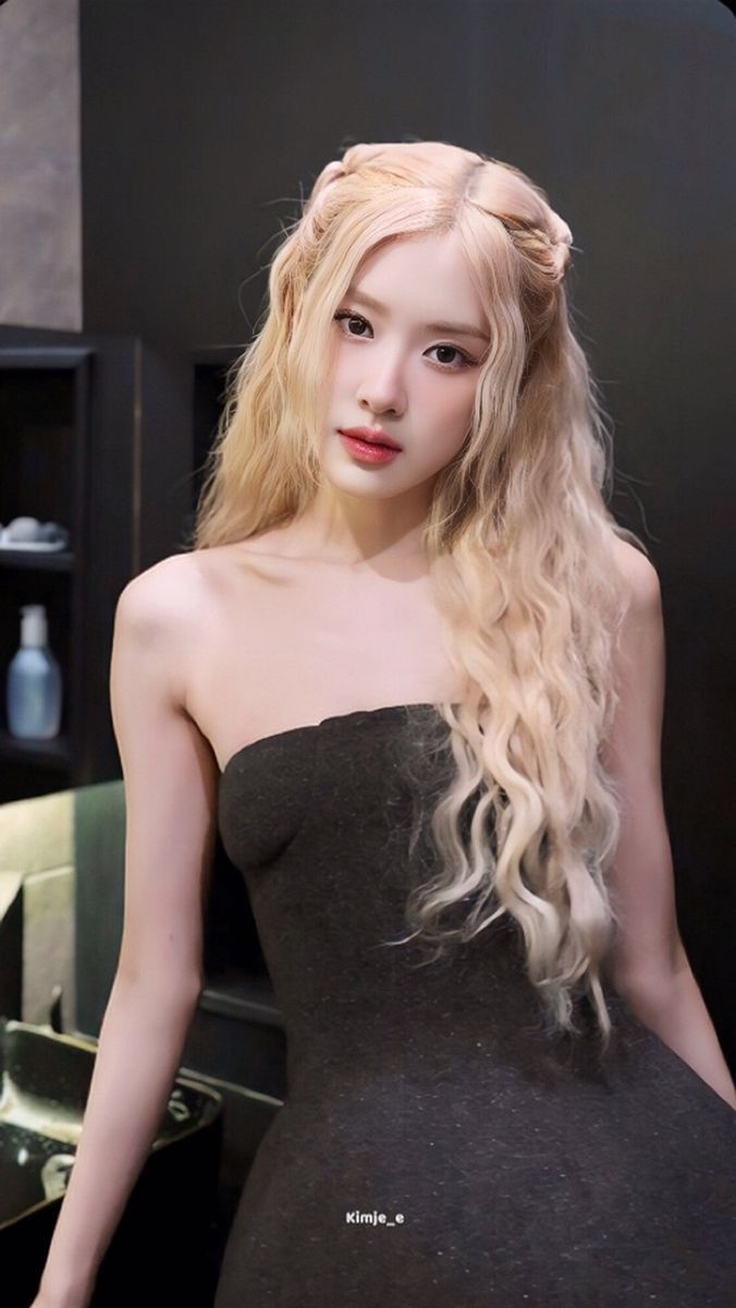 This contain an image of BLACKPINK Rosé on black dress