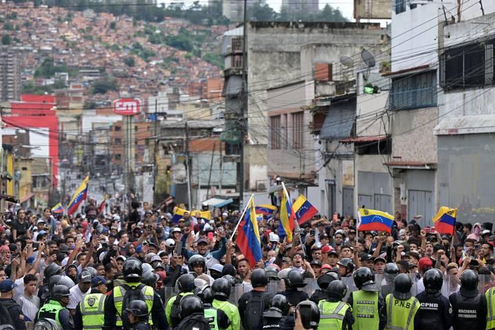 Una multitud de gente en la calle

Descripción generada automáticamente