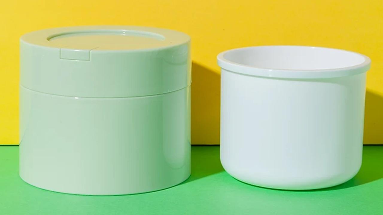 A white container with a lid

Description automatically generated