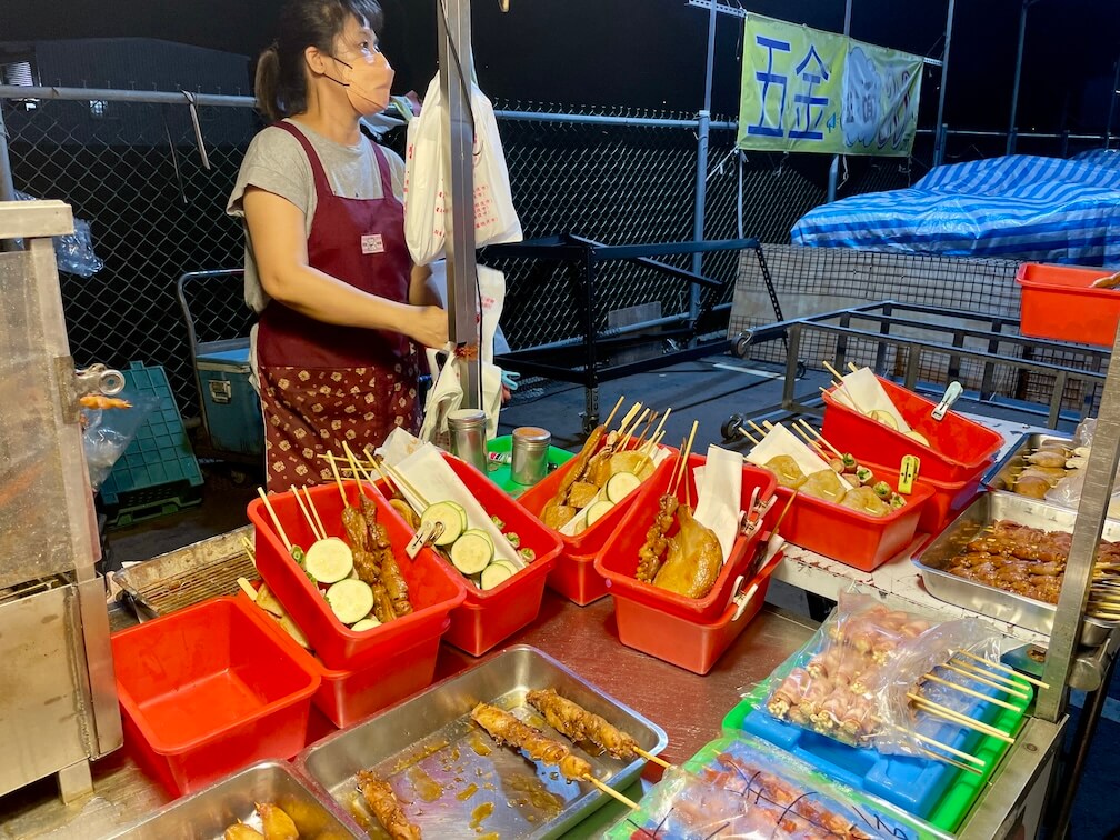 台中海線夜市-鹿峰市必吃美食-阿珍烤肉，排滿滿的待烤訂單，要等30分鐘