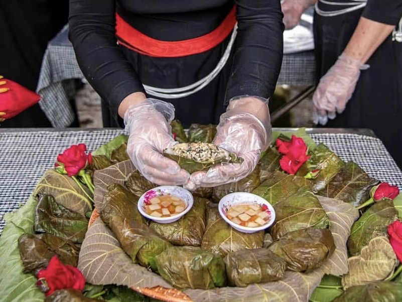 Bánh trứng kiến – món ăn không thể thiếu trong lễ hội của người Tày (Ảnh: KLy)