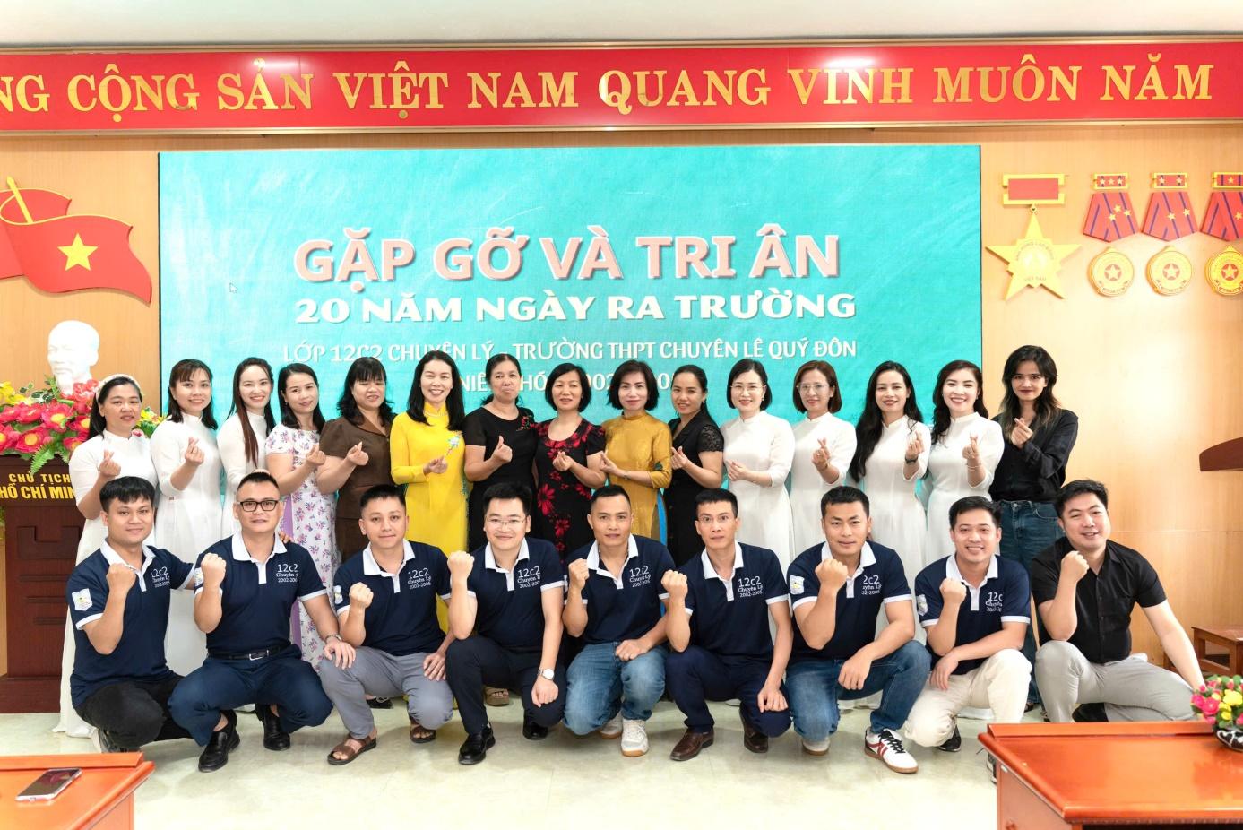 20 năm - Ngày trở về đầy cảm xúc của cựu học sinh chuyên Lý niên khóa 2002- 2005