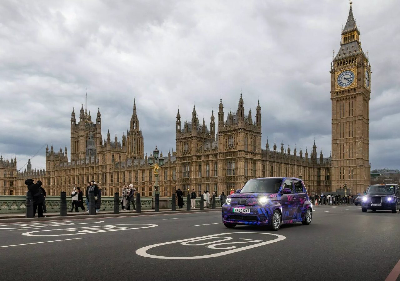 Honda unveils a new prototype small electric car combining modern design, practical performance, and advanced technology for sustainable urban mobility. 