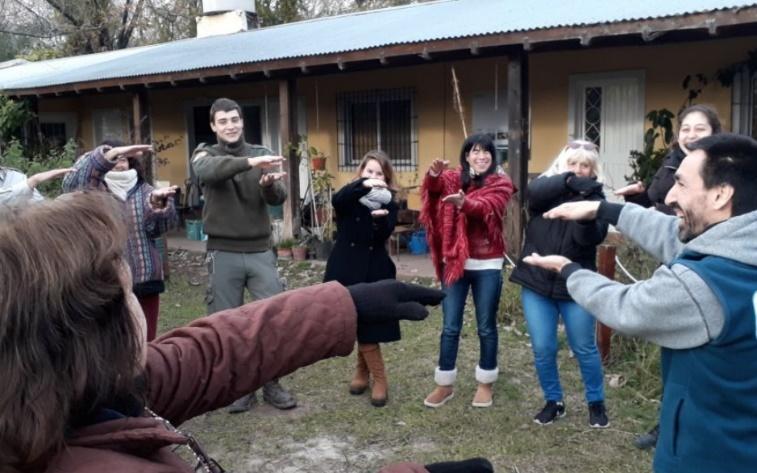 Un grupo de personas en frente de una casa

Descripción generada automáticamente con confianza baja