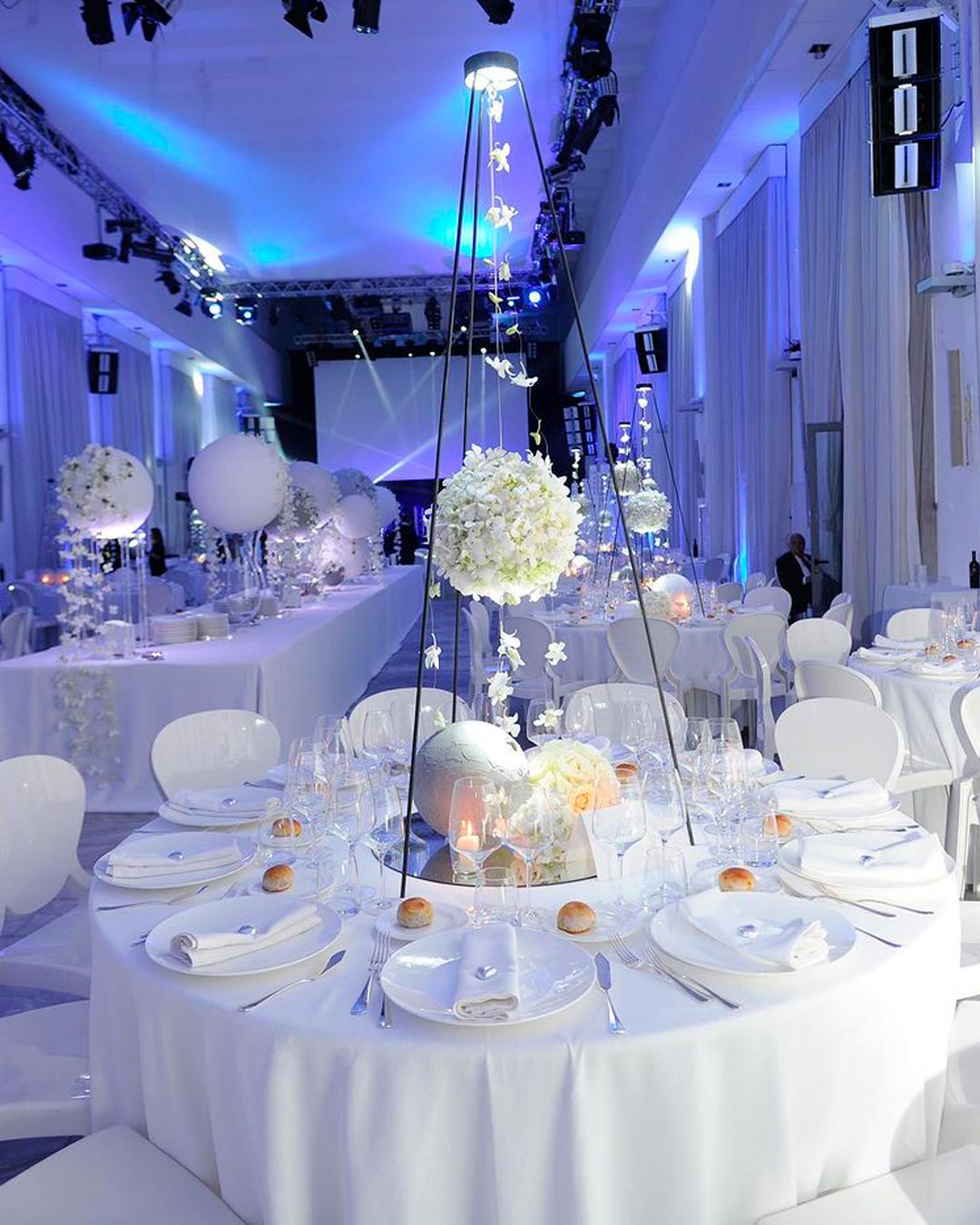 winter wedding colors all white table decor andreapatrizifloraldesigner