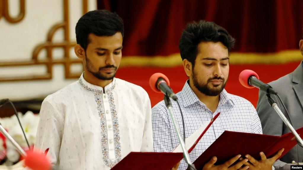 Asif Mahmud và Nahid Islam, hai cựu lãnh đạo sinh viên, tuyên thệ trong vai trò cố vấn của chính phủ lâm thời Bangladesh, Dhaka, ngày 8 tháng Tám.