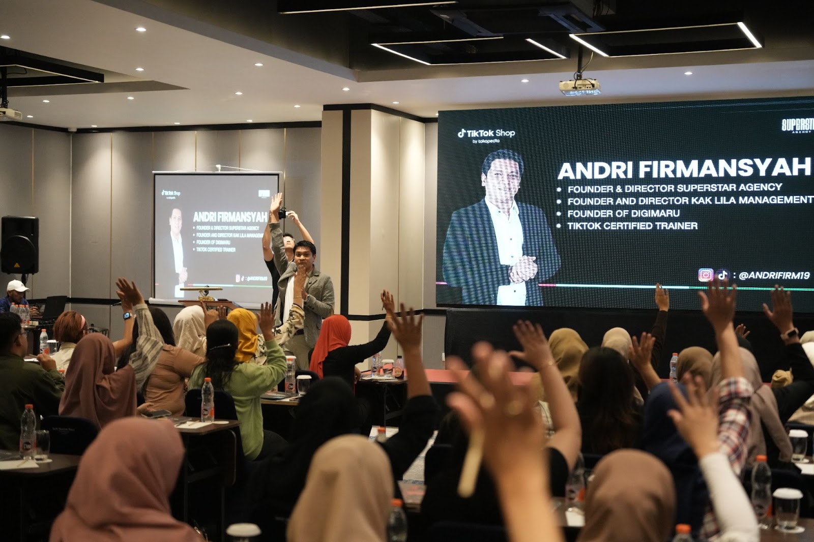 Foto Keseruan Tiktok Shop by Tokopedia dan Superstar Agency dalam Acara Workshop Live Host Tiktok Shop