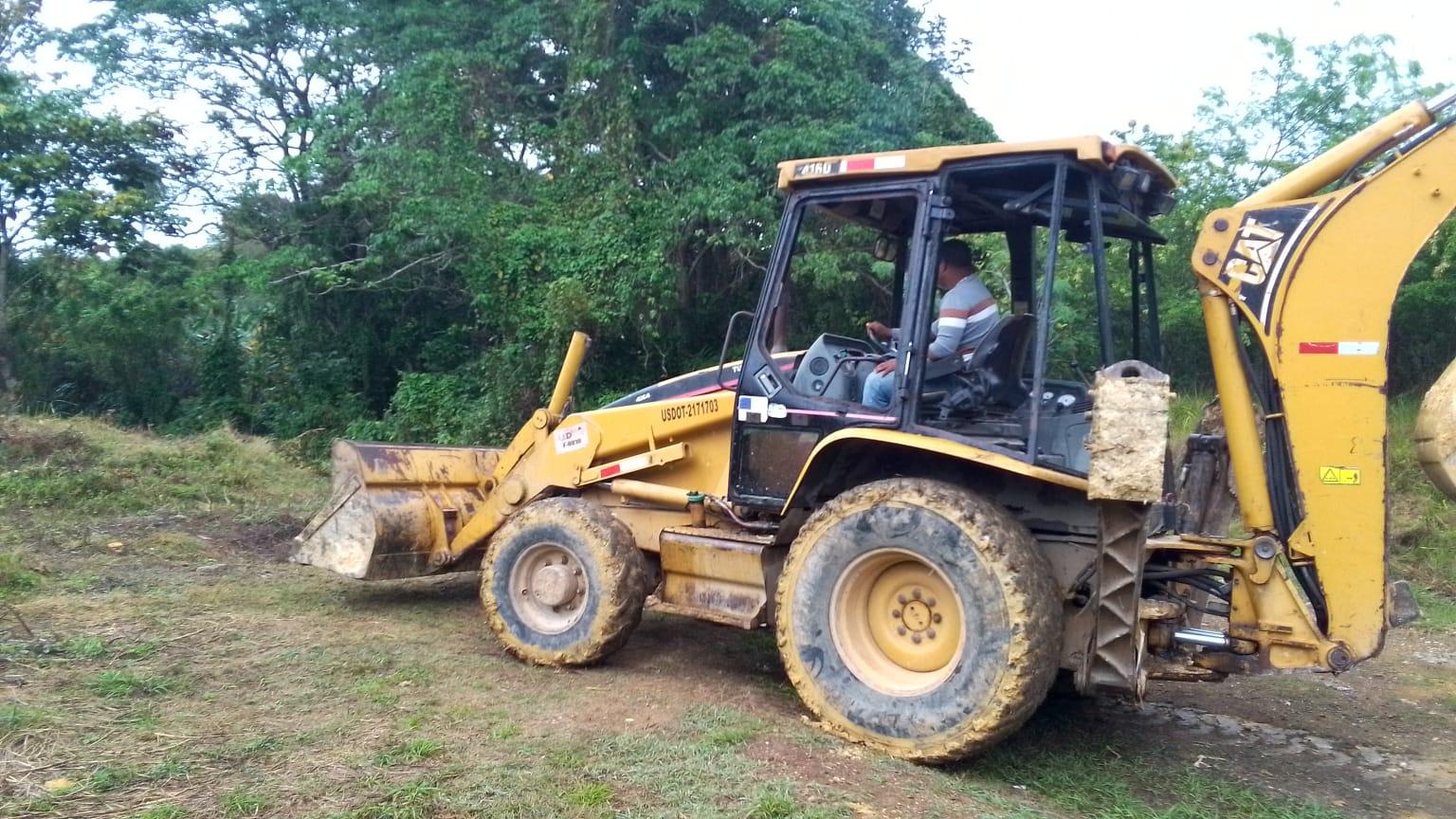 A tractor with a bucket on the side

Description automatically generated