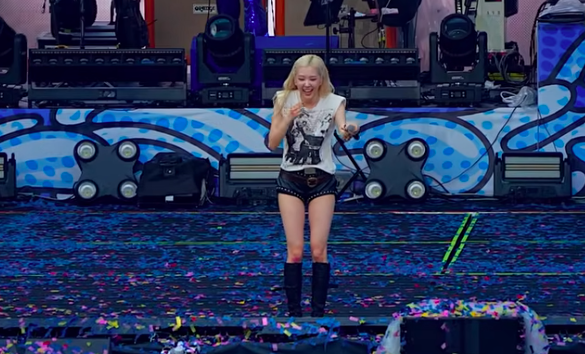 This contains an image of BLACKPINK Rosé 