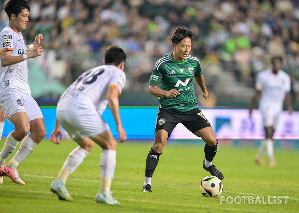 포토] '위협적인 움직임' 이승우 < 포토 < 축구 < 기사본문 - 풋볼리스트(FOOTBALLIST)