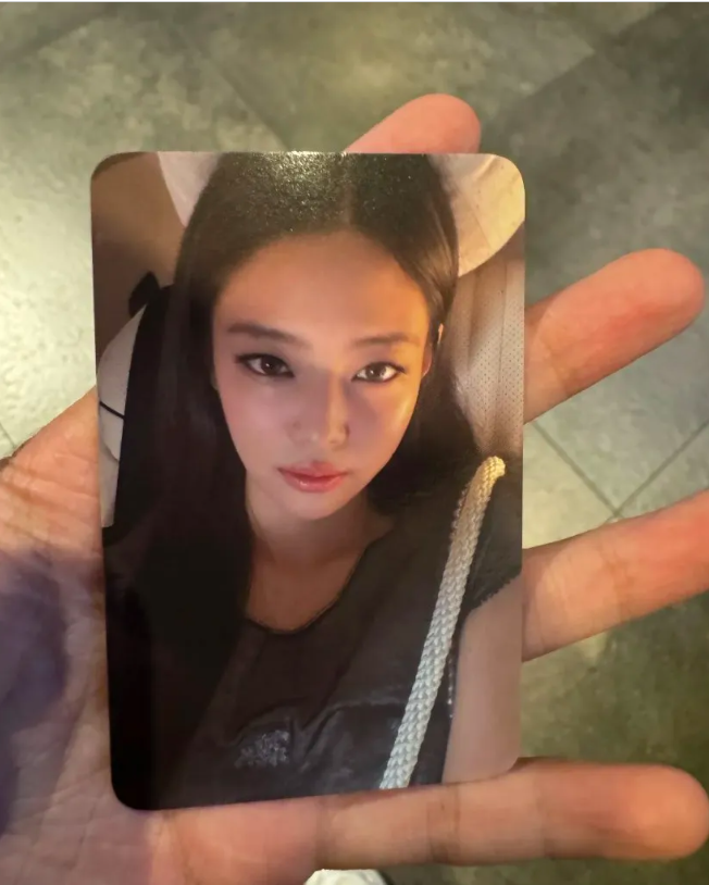 This contain an image of BORN PINK in Cinemas photocard featuring Jennie's selfie 