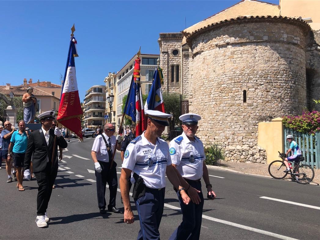 A group of people walking on a street

Description automatically generated