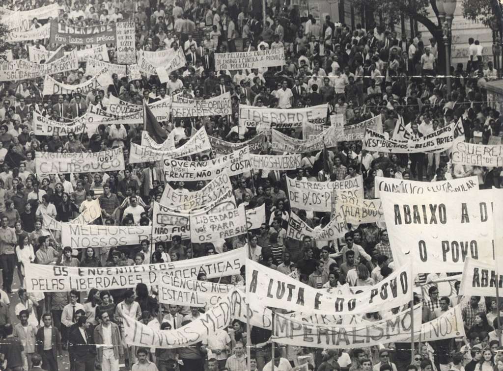 Manifestação do movimento estudantil com cartazes pelo fim da ditadura