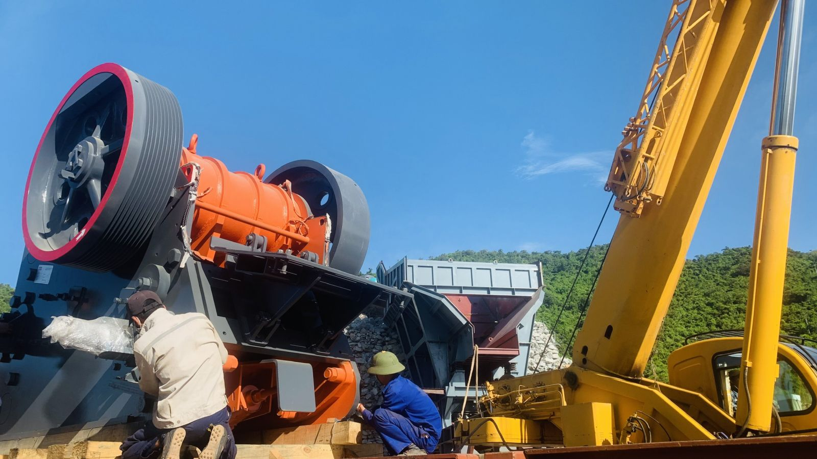 Hoạt động sửa chữa thiết bị khai khoáng thuộc nhóm sửa chữa máy móc, không thuộc mã ngành 0990