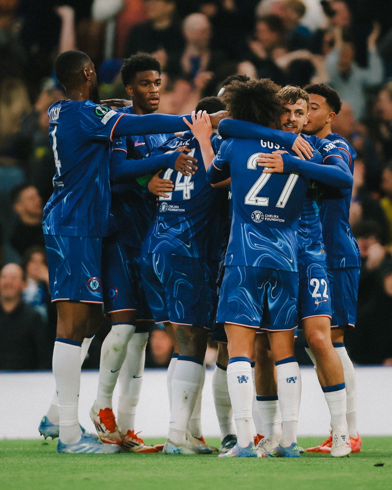Jogadores do Chelsea se abraçando