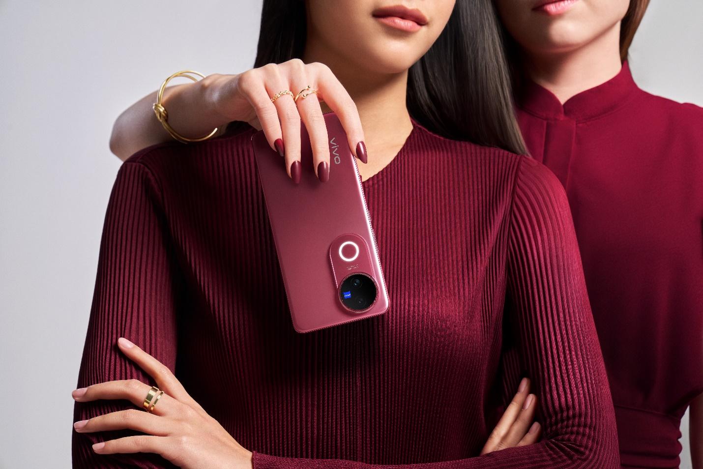 A person holding a camera

AI-generated content may be incorrect.