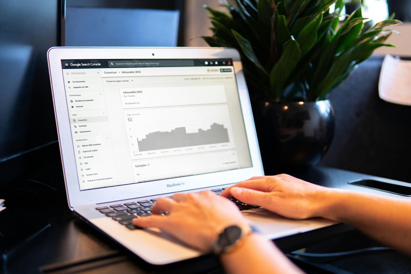 Una persona utilizando Google Search Console en una laptop MacBook Air