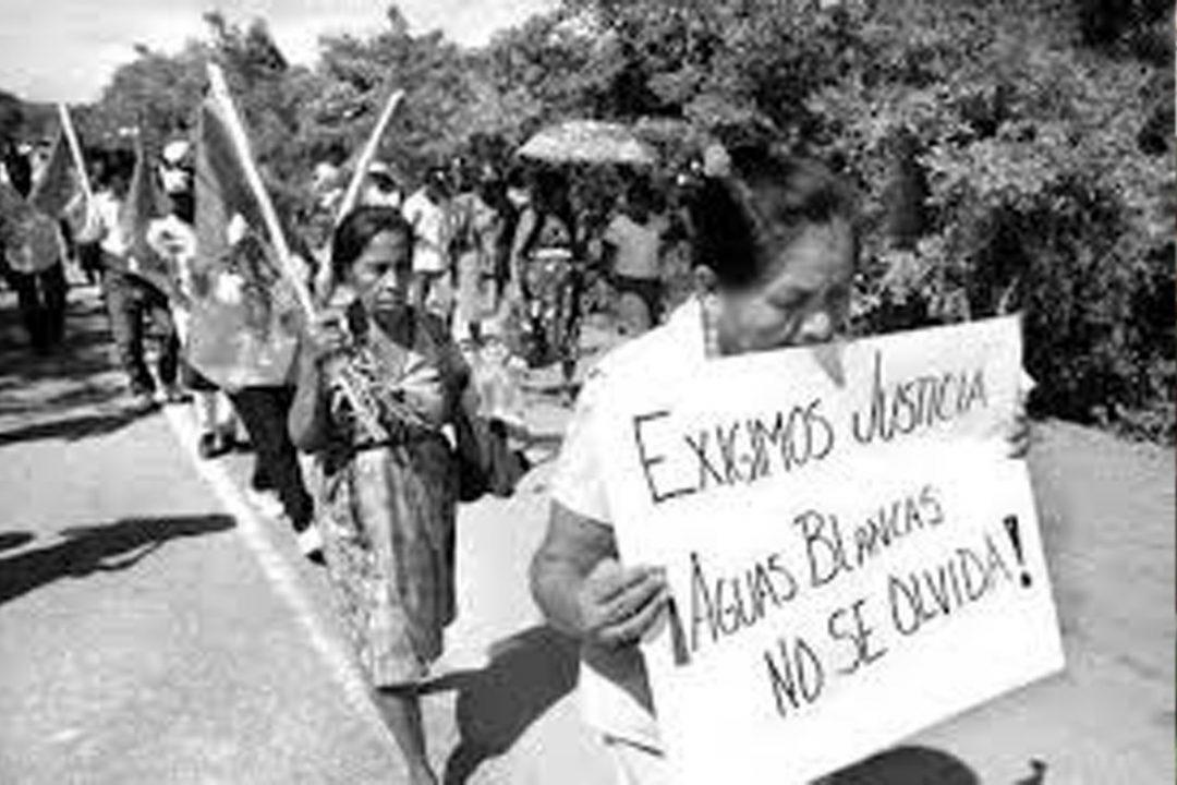 Imagen en blanco y negro de un grupo de personas en un evento

El contenido generado por IA puede ser incorrecto.
