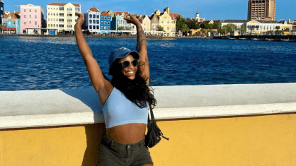 Mulher posando para foto em frente a água

O conteúdo gerado por IA pode estar incorreto.