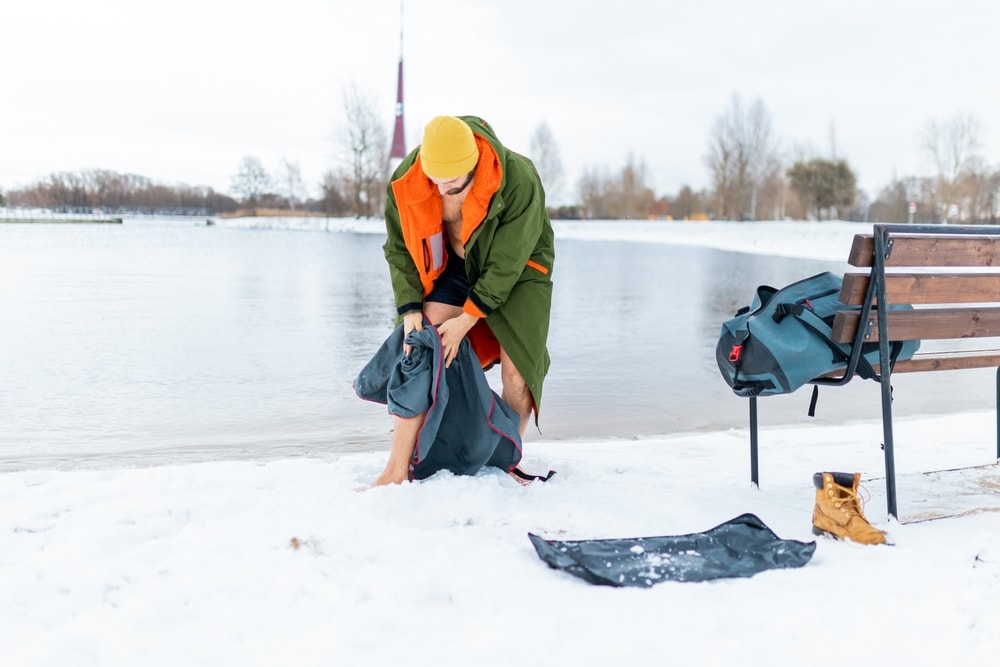 https://www.shutterstock.com/image-photo/winter-swimming-serious-men-changing-robes-2380133357