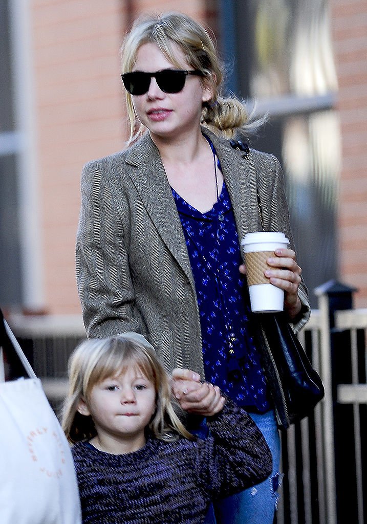 L'actrice Michelle Williams (à droite) et sa fille Matilda Ledger se rendent à leur maison de Boerum Hill, dans le quartier de Brooklyn, le 30 octobre 2009 à New York.