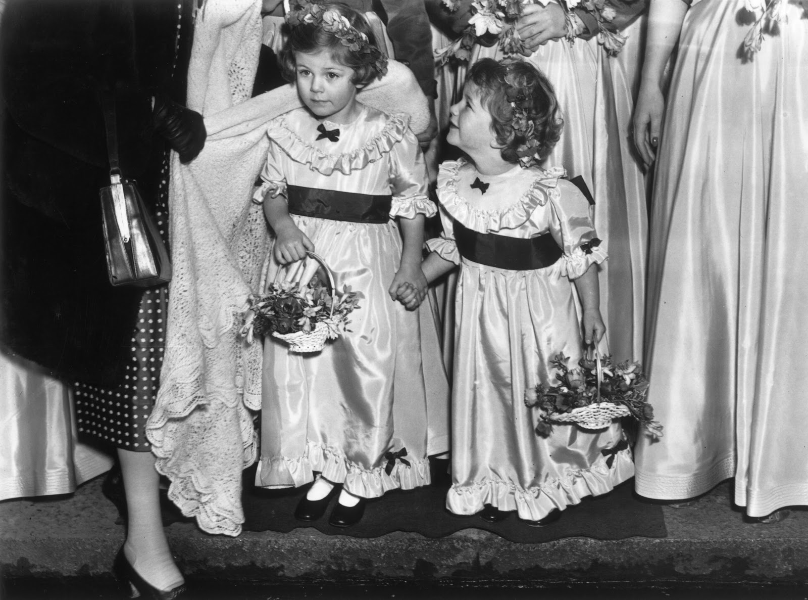 Les demoiselles d'honneur et les sœurs Camilla, 4 ans, et Annabelle Shand, 3 ans, lors du mariage de Jeremy Cubitt et de Diana du Cane à l'église St Mark, North Audley Street, Londres, le 17 janvier 1952.