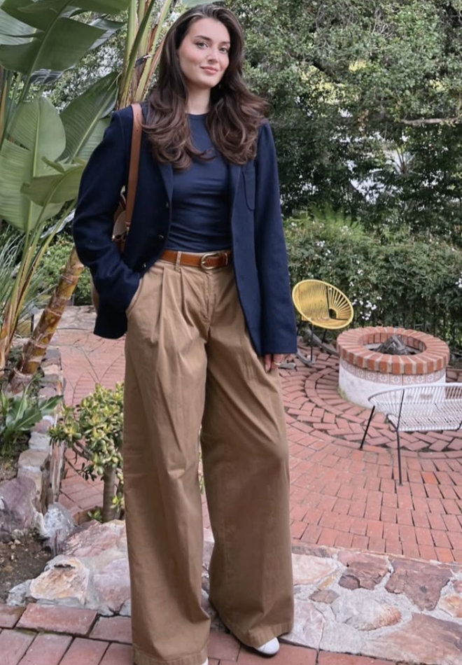 Wanita dengan trouser dan jas navy.