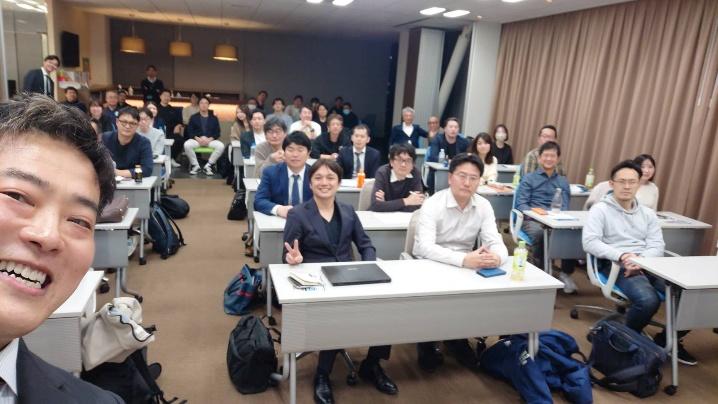 テーブルを囲んで座っている男性

AI 生成コンテンツは誤りを含む可能性があります。