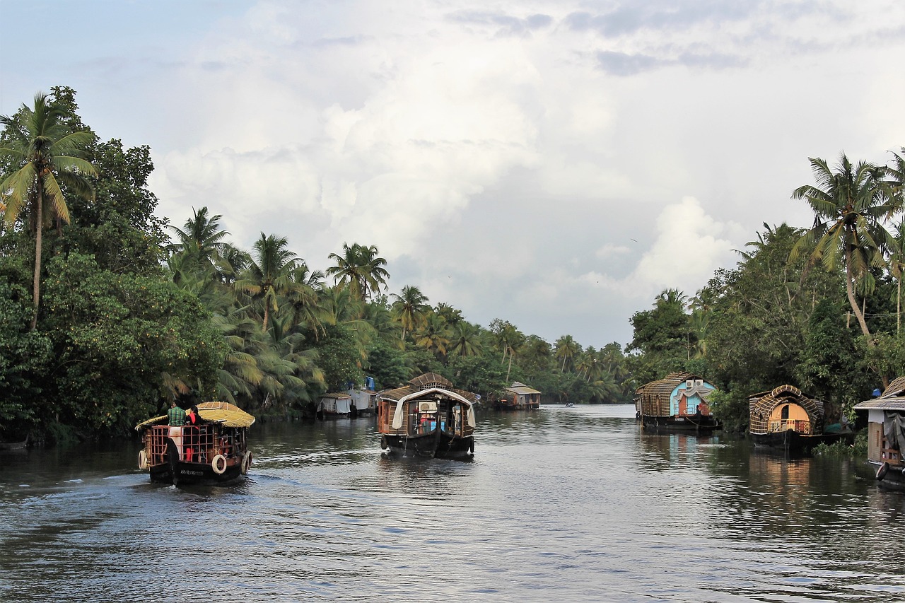 Top 10 Places to Visit in Kerala | Complete Guide