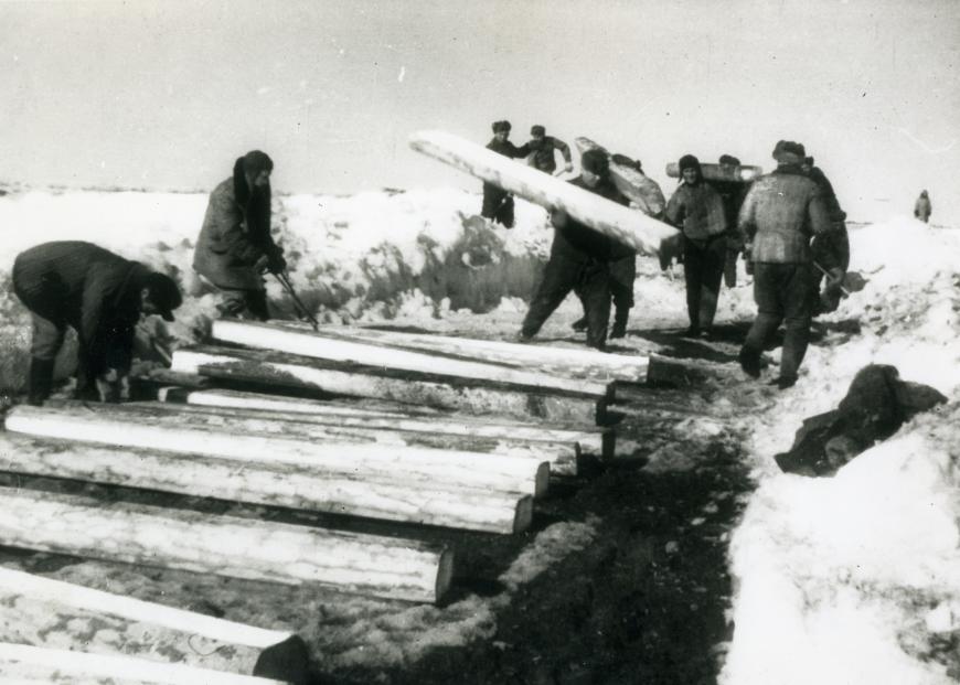 Construction du chemin de fer d'hiver entre Labytnangi et Salekhard sur la glace de l'Ob, 1949. Photo de F.I. Poe / Musée I.S. Shemanovsky, Salekhard.