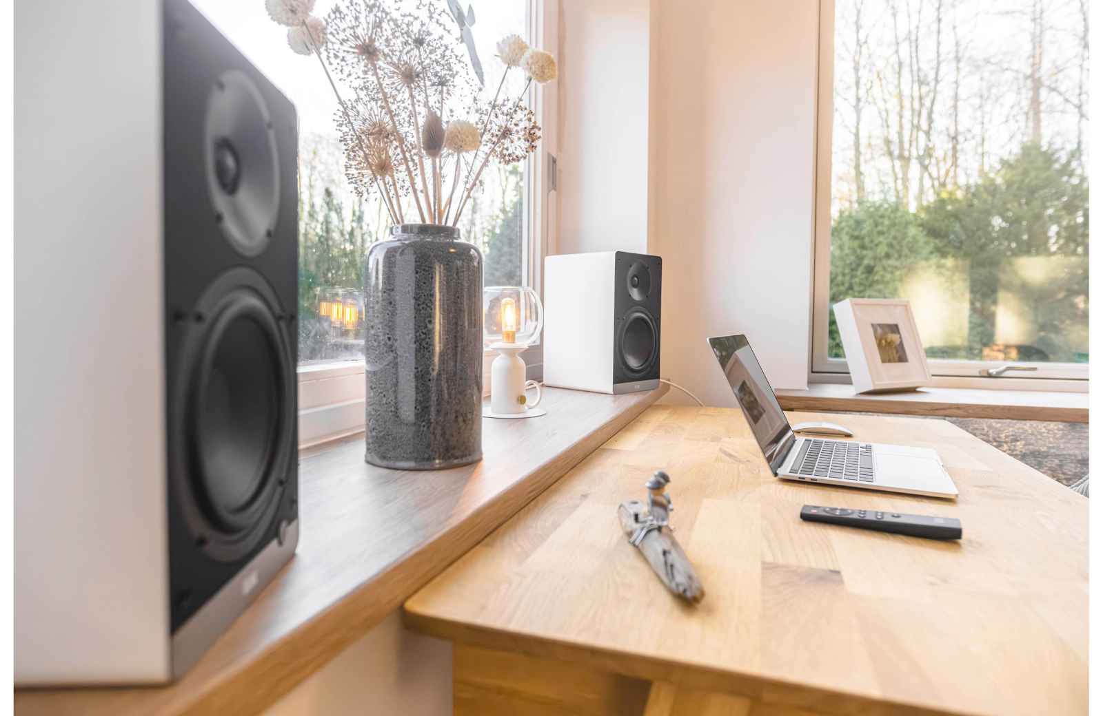 ELAC Debut ConneX DCB61 bookshelf speakers in white color.