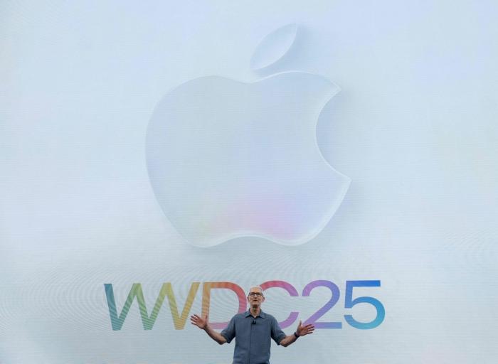 팀 쿡 애플 최고경영자가 지난달 13일 미국 캘리포니아에서 열린 세계개발자회의(WWDC)에서 발언하고 있다. AFP연합뉴스