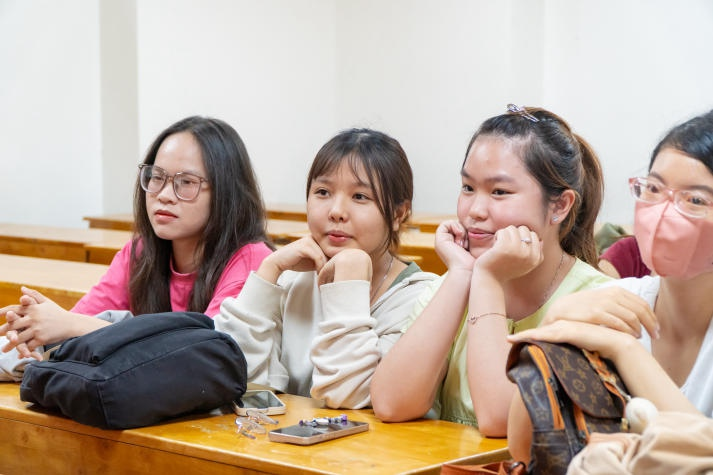 Connecting with American Friends: A Cultural Exchange with HUTECH English Majors 11