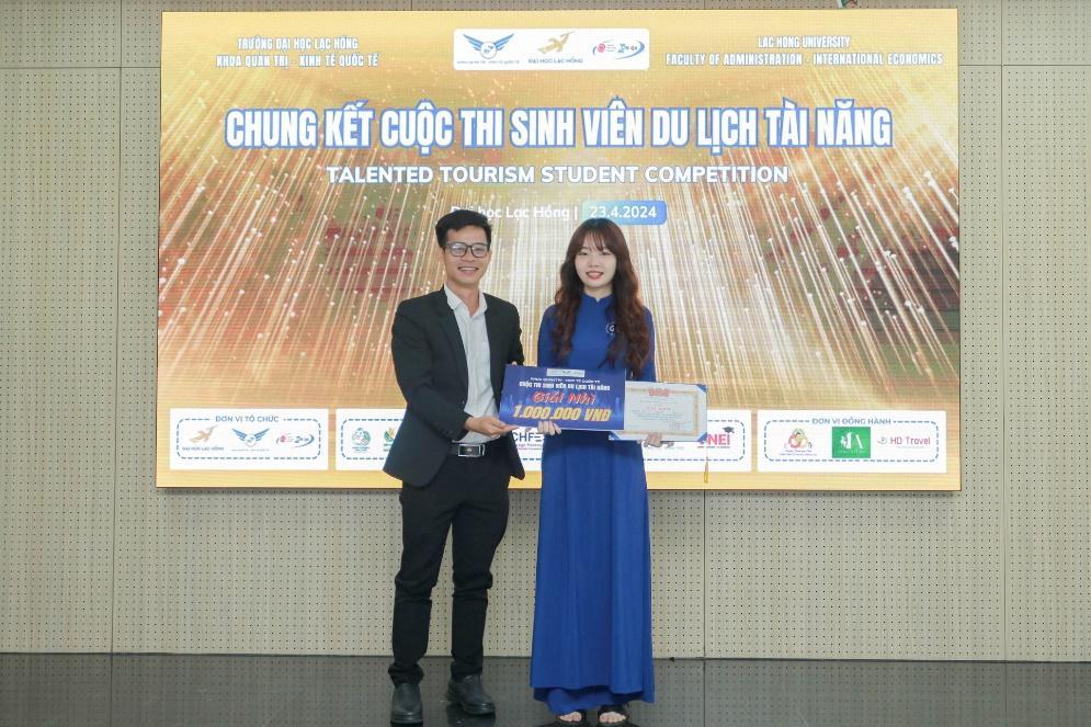 Có thể là hình ảnh về ‎2 người, phòng tin tức, cái bục và ‎văn bản cho biết '‎TRƯỜNGBAIMCLACHONG HOCAACH TRƯỜNG ĐẠI KHOA QUẢN TRỊ MINH QUỐC - TẾ meueH6Ho FACULTY LACHONGUNIVERSITY HONG LAC ADMINISTRATION INTERNATIONAL ECONOMICS CHUNG KẾT CUỘC THI SINH VIÊN DU UCH TÀI NĂNG TALENTED TOURISM STUDENT COMPETITION học Lac Hồng 23.4.2024 DƠN IT TỐ CHOC PE mHeлeHoH c 番限 Aas Gial NLT Nhì 1.000 1.000_000VNB 000 VND NEI ĐỒN HẠNH اه H HD Travel‎'‎‎