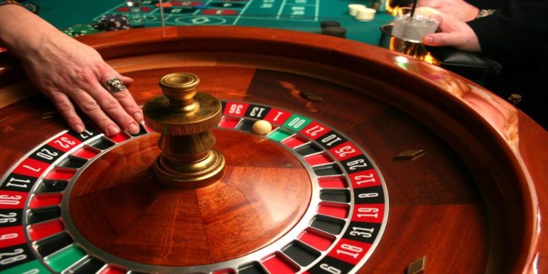 Cách chơi vòng quay Roulette online hay truyền thống khá tương đồng 