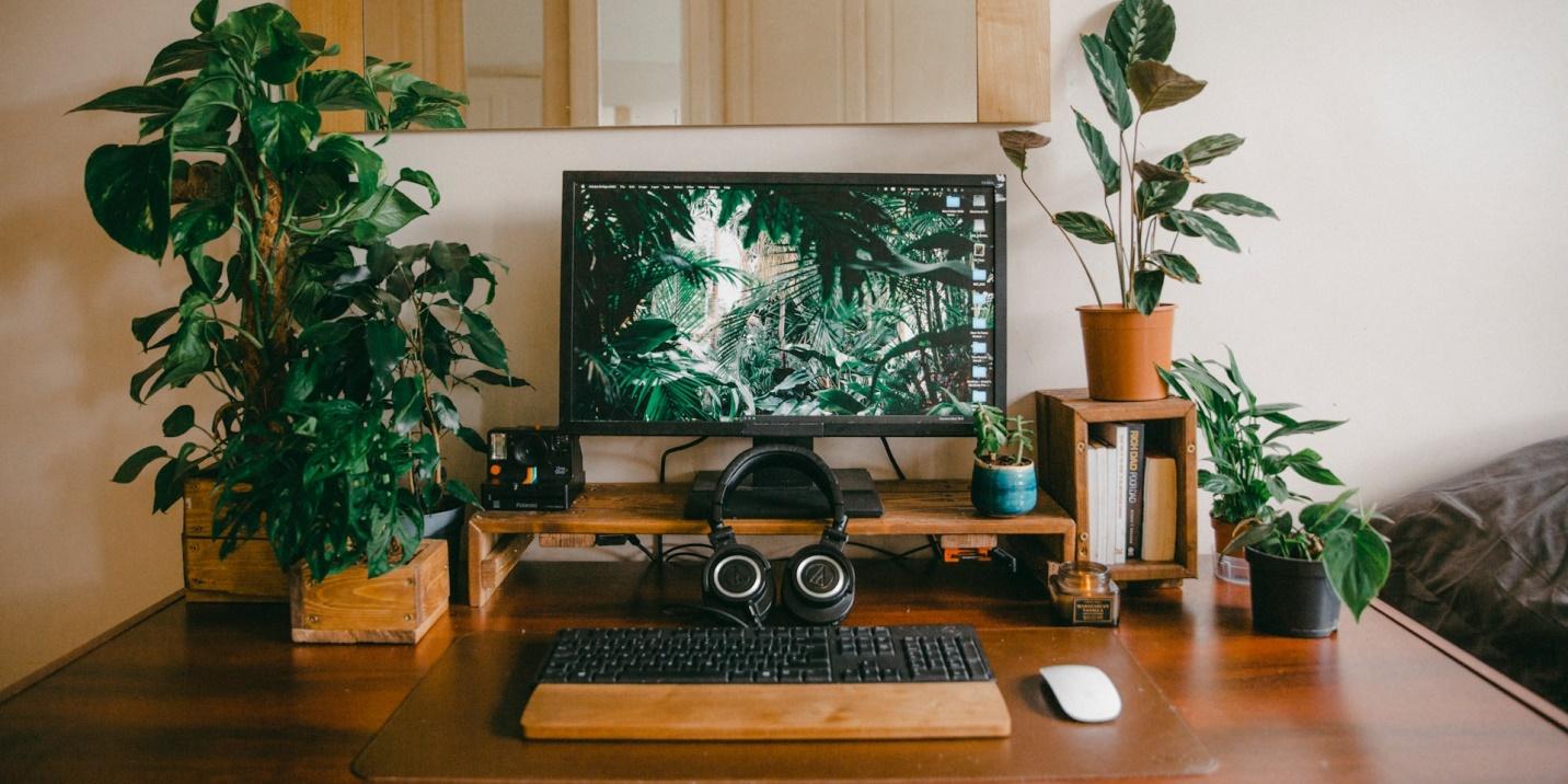 Aesthetic Modern Desk Setup