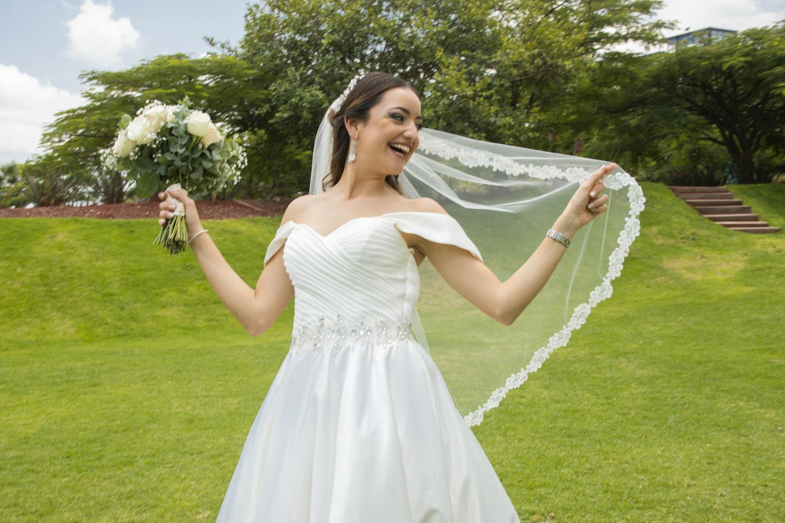 Bride holding a bouquet - Minstrel Court