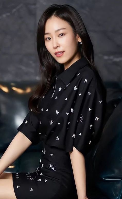 This contains an image of Seo Hyun Jin on black dress