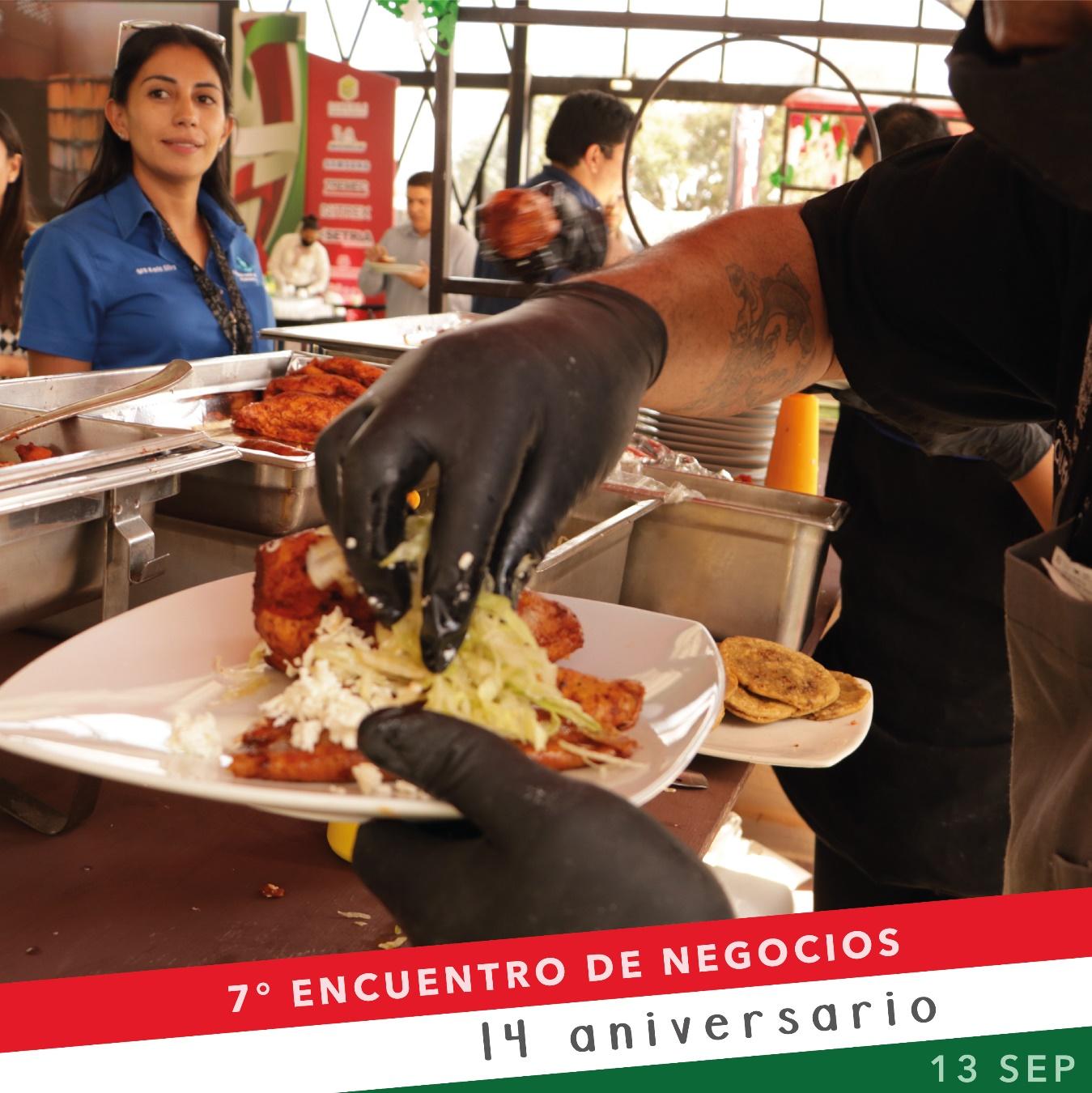 Personas comiendo en un restaurante

Descripción generada automáticamente