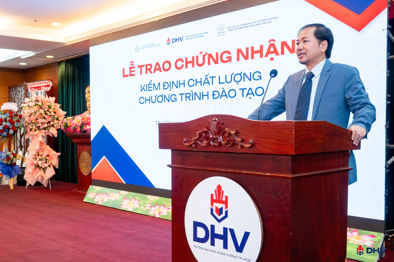 lễ trao chứng nhận kiểm định của dhv